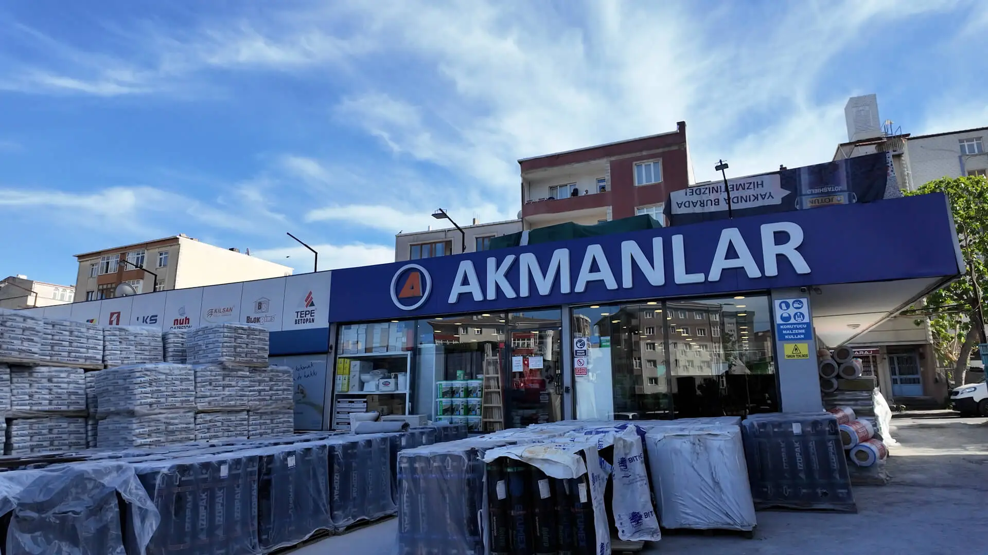 Akmanlar Yapı Market iç mekan showroom, yapı malzemesi fiyat ve teklif merkezi